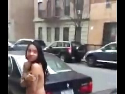 18 Su novio la desnuda en la calle por engañarlo(Sin censura)
